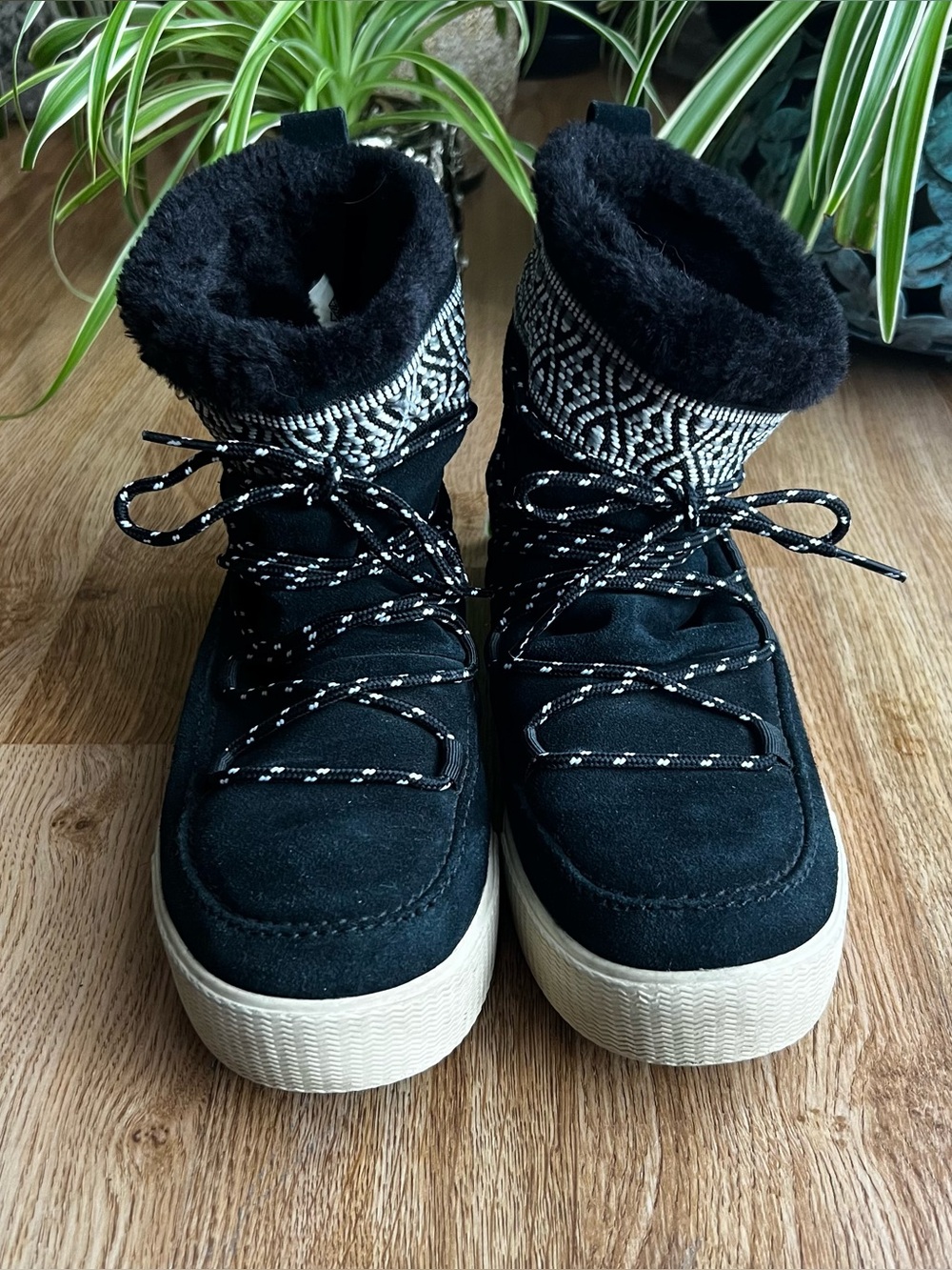 TOMS Alpine Women's Winter Boots in Black Suede Size 8.5